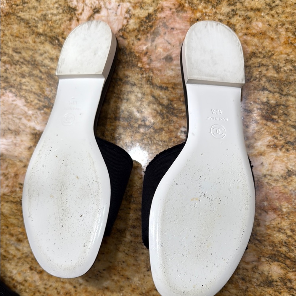 CHANEL Black and White Sandals with Minimalist Design - Picture 5 of 9